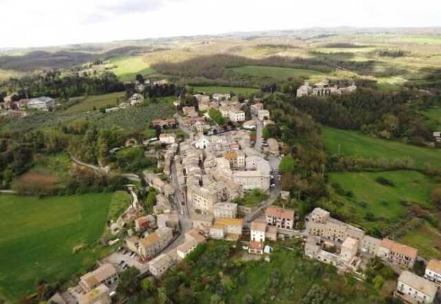 Il borgo di Porano, dove ha sede il bar Baraonda