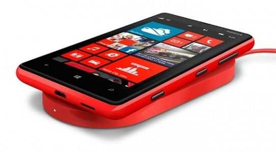 Il Nokia Lumia 920 con la sua stazione di ricarica senza fili ne spine