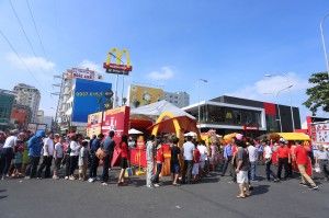 71313_LongqueuesofpeoplewaitingfortheirfirstMcDonaldsexperienceonopeningdayinHCMCVietnam