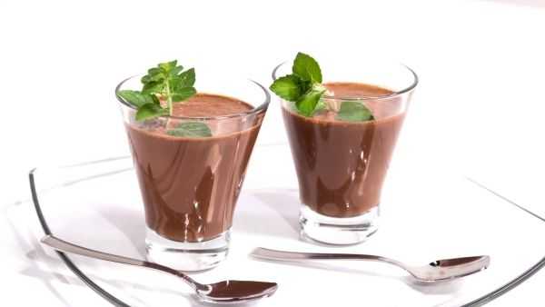 cioccolata fredda alla menta in tazza