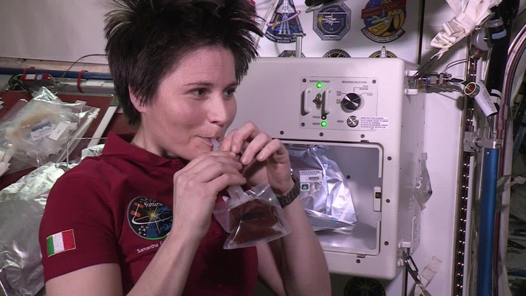 Samantha cristoforetti beve primo espresso nello spazio