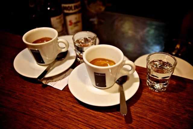 l'aforisma tazzine di espresso e bicchiere d'acqua caffè corretto analfabeti