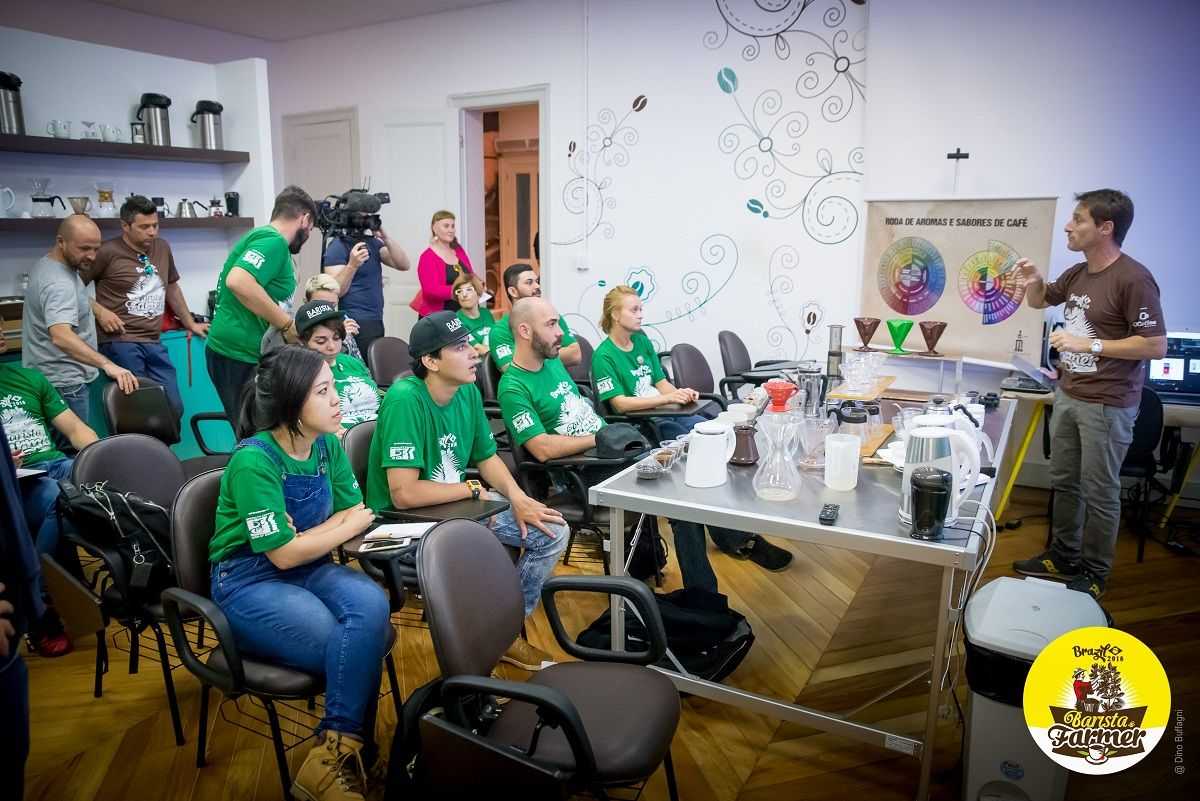 Baristi a lezione con Filippo Mazzoni nel museo del caffè di Santos