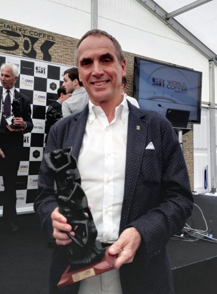 Edy Bieker con il premio alla carriera che gli è stato consegnato da Sca (alle'epoca Scae) al World of coffee di Dublino 2016