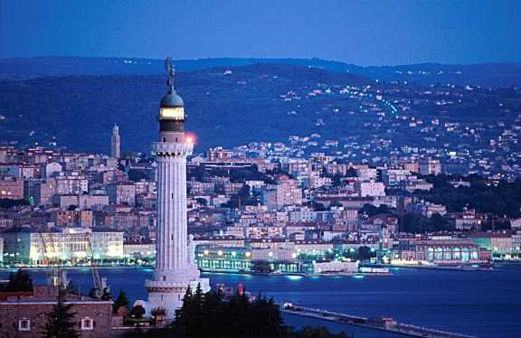 porto di trieste il faro