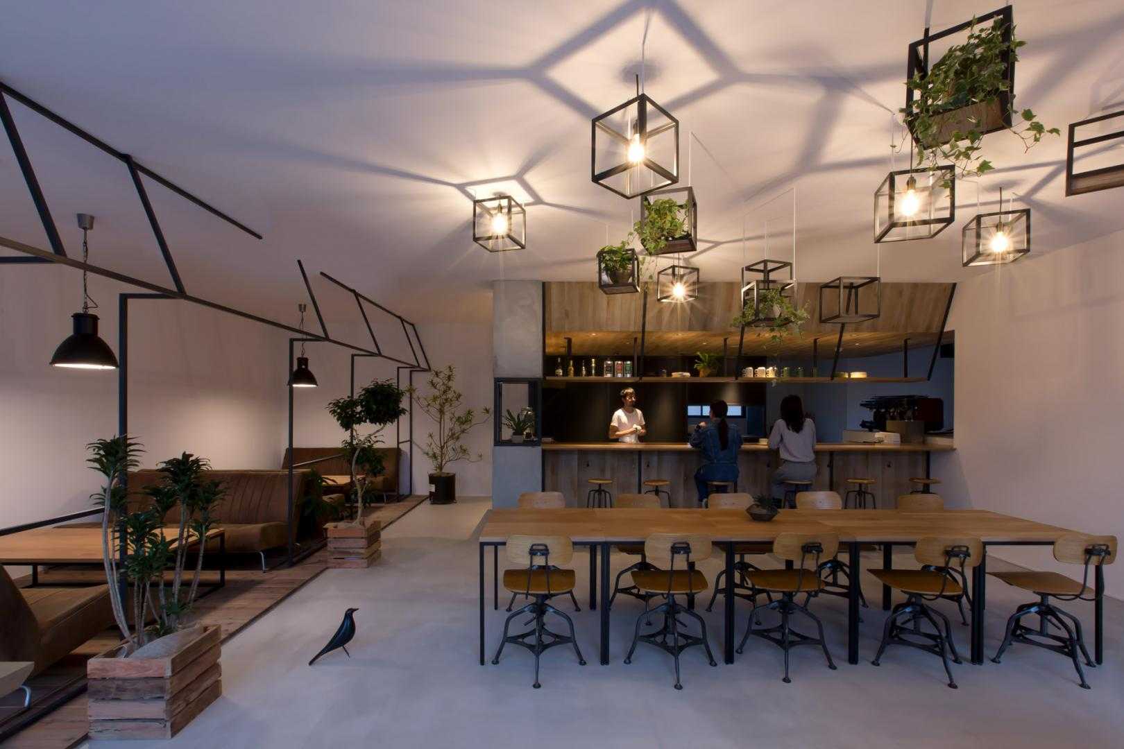 Caffetteria in giappone: pareti in vetro per collegare interno ed ... Pareti vetrate per esterni