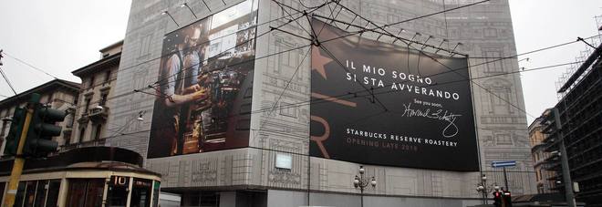 Qui aprirà la Roastery di Starbucks a Milano: in Piazza Cordusio 2, in pieno centro. Sulla sinistra l'enorme fotografia della Victoria Arduino VA 388