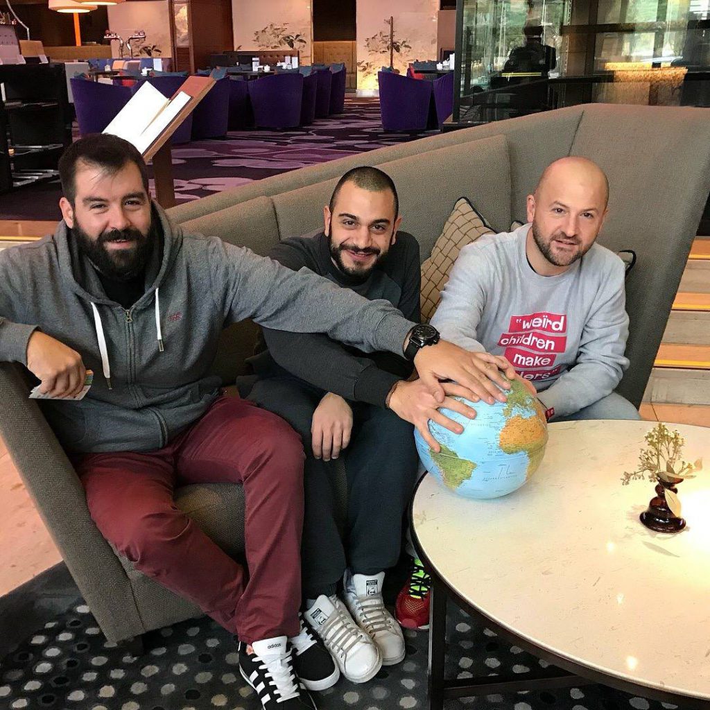 Francesco Masciullo al centro con il campione di Barista & farmer Nikos Kanakaris (sinistra) e il suo maestro Francesco Sanapo (destra)