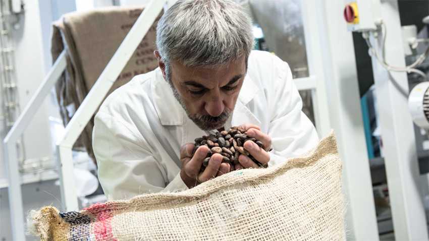 Guido Gobino controlla una partita di fave di cacao