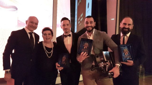 Barawards sca italy Da sinistra Giorgio Rancilio, Cristina Caroli coordinatrice di Sca Italy, Giuseppe Fiorini, secondo classificato, Francesco Masciullo primo classificato, Domenico Fiorentino terzo classificato