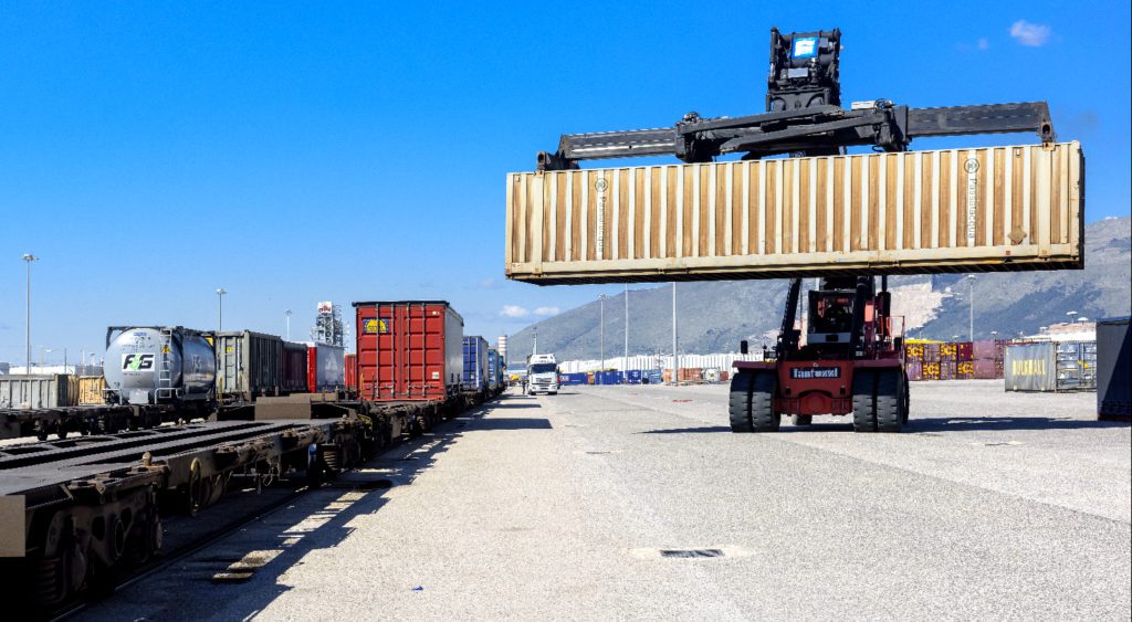 Interporto campano di Nola, lo scarico dei container da uno dei treni