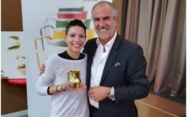 The lags battle Manuela Fensore con Luigi Lupi ritira la Golden Jug Certification del Lags (Latte Art Grading System)