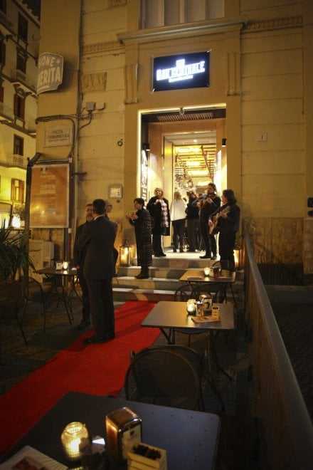 L'esterno, di notte, del Bar Centrale 4.0 di Napoli