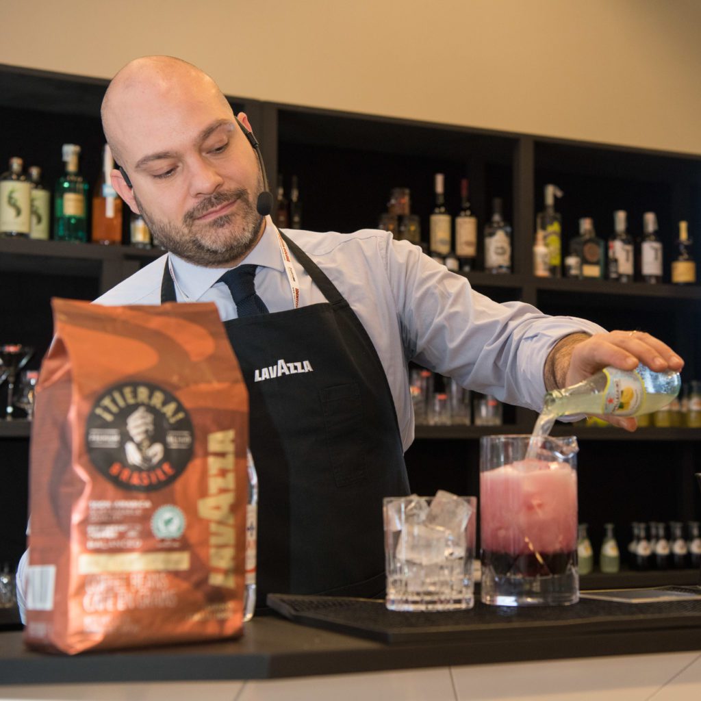 Fabio Sipione prepara uno dei suoi coffeetail a base caffè