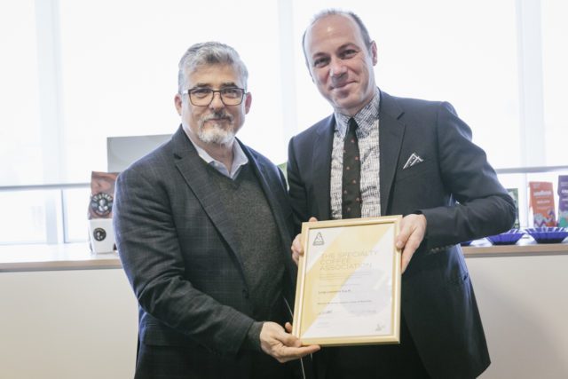 Lavazza_QGrader_Inaugur_611 Ric Rhinehart, Ceo SCA, consegna la certificazione Premier Training Campus a Giuseppe Lavazza, Vicepresidente del Gruppo Lavazza q-grader