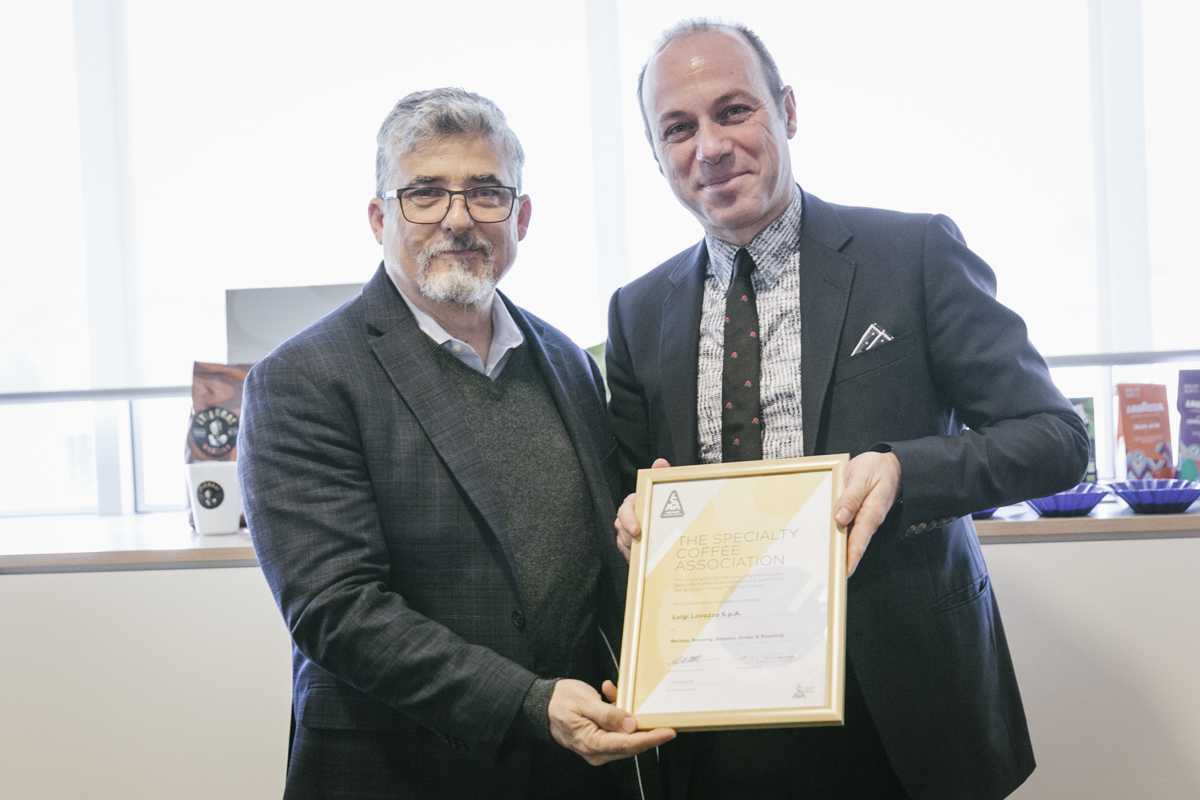 Ric Rhinehart, Ceo SCA, consegna la certificazione Premier Training Campus a Giuseppe Lavazza, Vicepresidente del Gruppo Lavazza q-grader