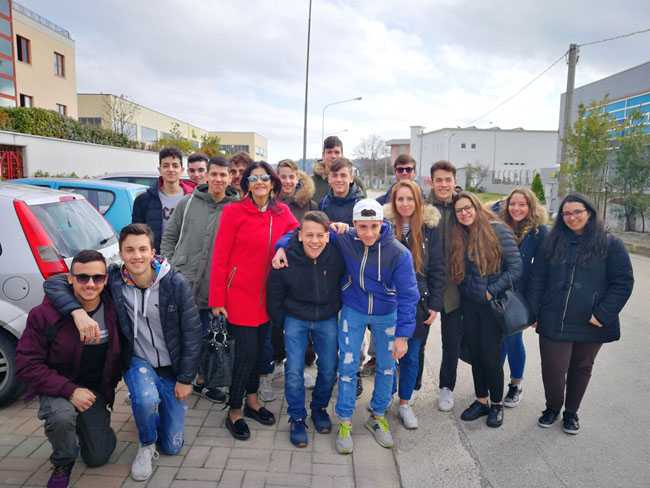 Gli studenti dell'Alberghiero all'interno della Universal caffè di Muscufo (Pescara)