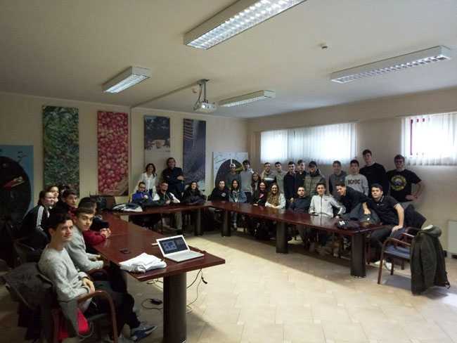 Gli studenti dell'Alberghiero all'interno della Universal caffè di Muscufo (Pescara)