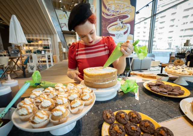 Alice Balossi prepara le sue creazioni dolci a Faema Art&Caffeine