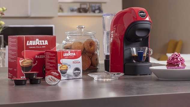 La nuova Lavazza Tiny in colore rosso