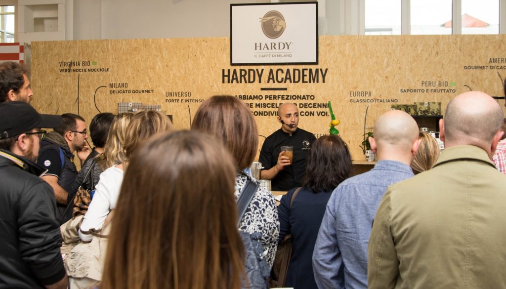 Gianni Cocco nella dimostrazione tenuta presso lo stand di Hardy al Milano Coffee Festival