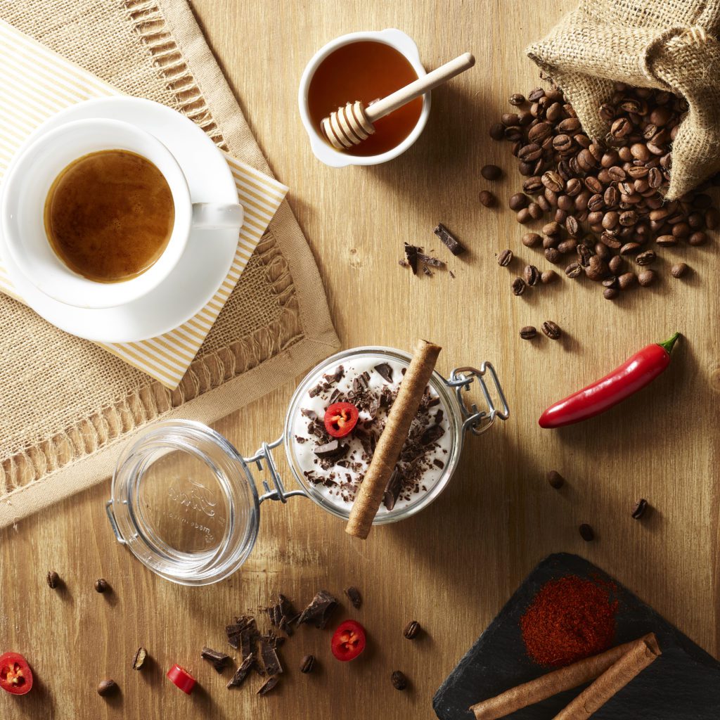 La preparazione della ricetta DoubleFace realizzata con il cappuccinatore a freddo della Cimbali M100i