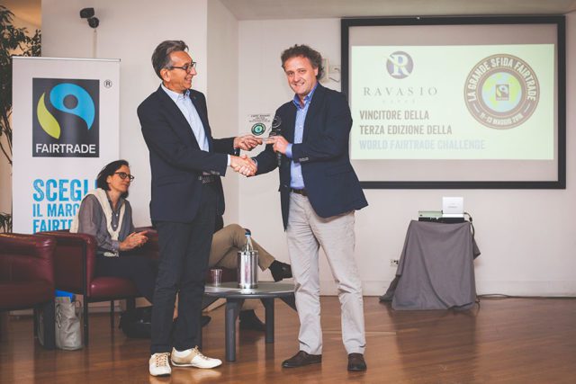 Sergio Ravasio di Ravasio caffè riceve dal presidente di faitrade italia il prrmio quale vincitore della terza edizione della World faitrade Challenge Fairtrade