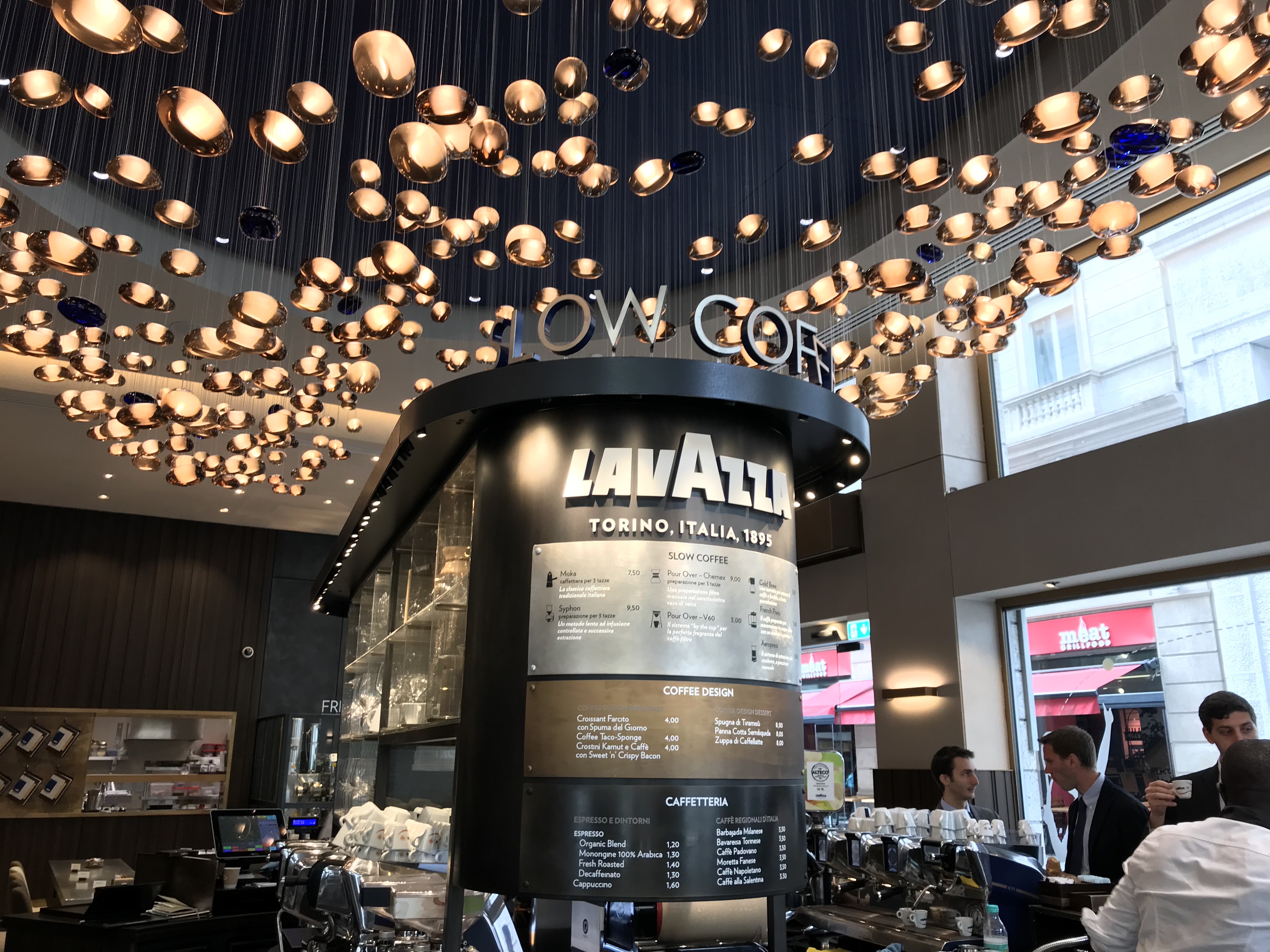 Lo spettacolare interno del Flagship store Lavazza di Milano