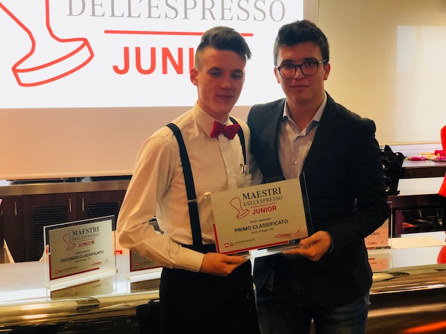 Mattia Dan Campione di maeestri dell'Espresso Junior 2018 riceve il trofeo dal campione 2017 Cevenini