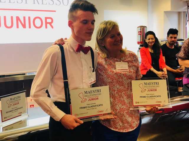 Mattia Dan con la docente di sala e Bar Emanuela Cavasin: in mano ha il trofeo del primo classificato