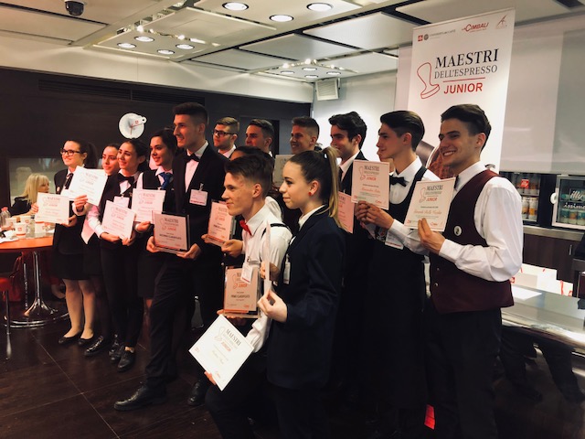 I sedici concorrenti della finale di Maestri dell'espresso junior 2018 disputatta a Trieste presso l'Università del caffè illy