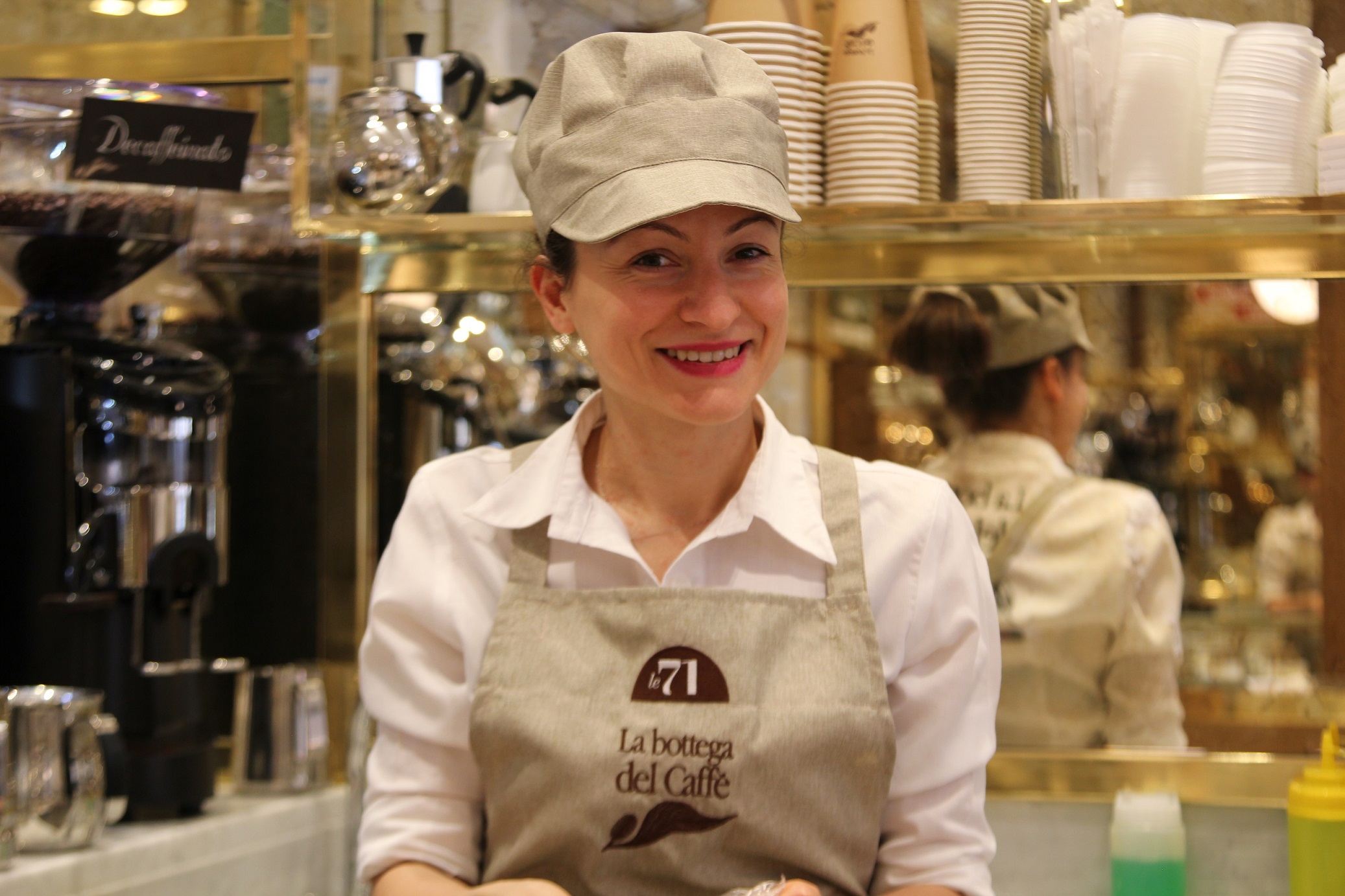 Una delle dipendenti del primo locale francese della bottega del caffè