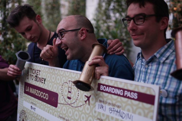 Il podio del campionato italiano AeroPress 2018: al centro Iuri Grandini il vincitore. A sinistra il secondo classificato Mattia Barbano, a destra Simone Cattani Il podio del campionato italiano AeroPress 2018: al centro Iuri Grandini il vincitore. A sinistra il secondo classificato Mattia Barbano, a destra Simone Cattani