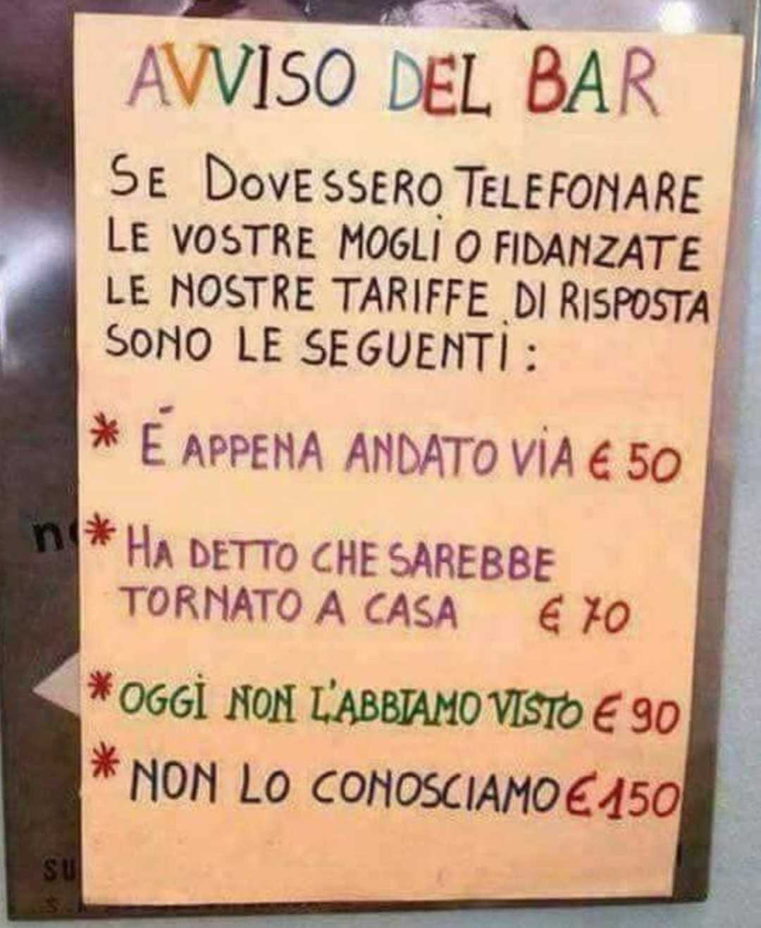 Il cartello esposto in un bar per un cliente