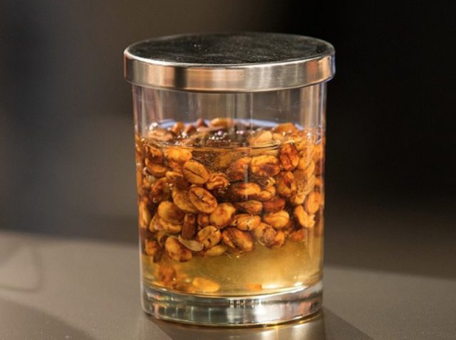 Caffè lavorato con processo Honey e posto a fermentazioni controllata nella mucillagine di altro caffè Credit foto WCE 2015