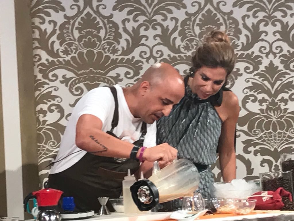 Gianni Cocco in una fase della preparazione con la presentatrice del programma Quelle brave ragazze