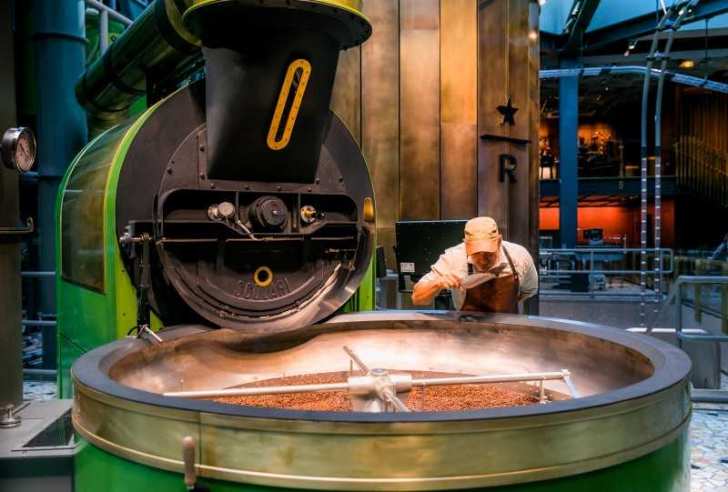 Starbucks reserve roastery La tostatrice Scolari all'interno della Reserve roastery di Starbucks a Milano