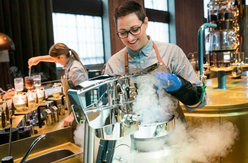 Una dei 300 specialisti di Starbucks Reverve Roastery Milano all'opera