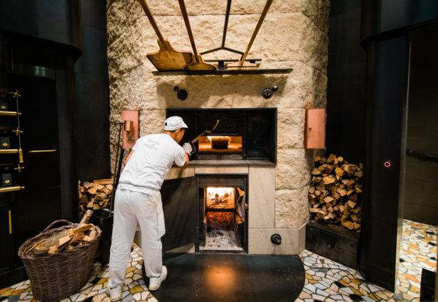 Princi Il forno a legna acceso nella panetteria Princi, all'interno della Roastery di Milano (Joshua Trujillo, Starbucks)