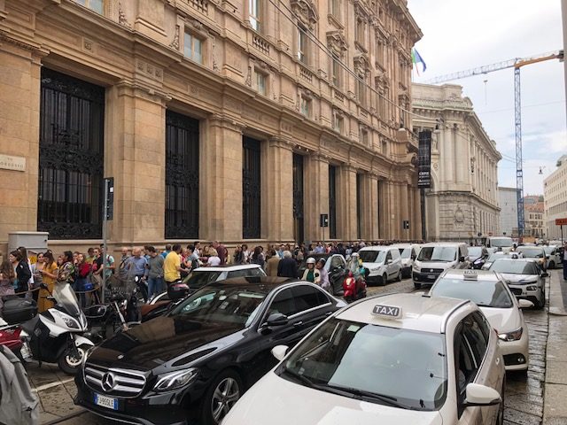 Starbucks Reserve roasteryTrecento metri di coda sin dal primo mattino Starbucks Reserve roastery di Milano: trecento metri di coda in Piazza Cordusio sin dal primo mattino