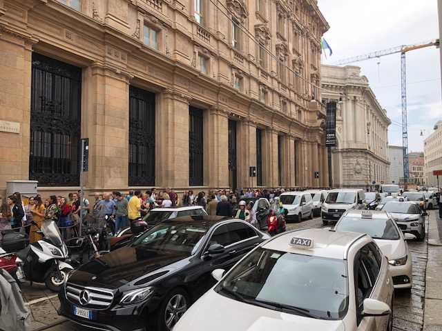 Starbucks Reserve roastery di Milano: trecento metri di coda in Piazza Cordusio sin dal primo mattino