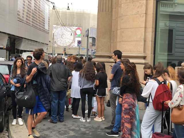 Starbucks Reserve roastery di Milano: trecento metri di coda in Piazza Cordusio sin dal primo mattino