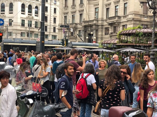 Starbucks Reserve roastery di Milano: trecento metri di coda in Piazza Cordusio sin dal primo mattino Starbucks Reserve roastery di Milano: trecento metri di coda in Piazza Cordusio sin dal primo mattino
