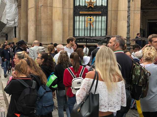 Starbucks Reserve roastery di Milano: trecento metri di coda in Piazza Cordusio sin dal primo mattino