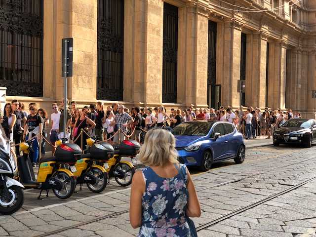 Domenica pomeriggio d'attesa per entrare da Starbucks