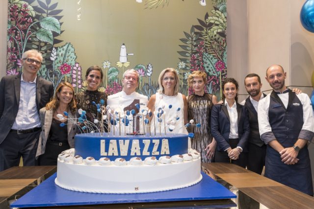 LAVAZZA_Celebrazione con la torta dello chef Knam Dietro la grande torta alcuni dei vertici Lavazza e, al centro con gli occhiali rossi, il Maestro Erst Knam