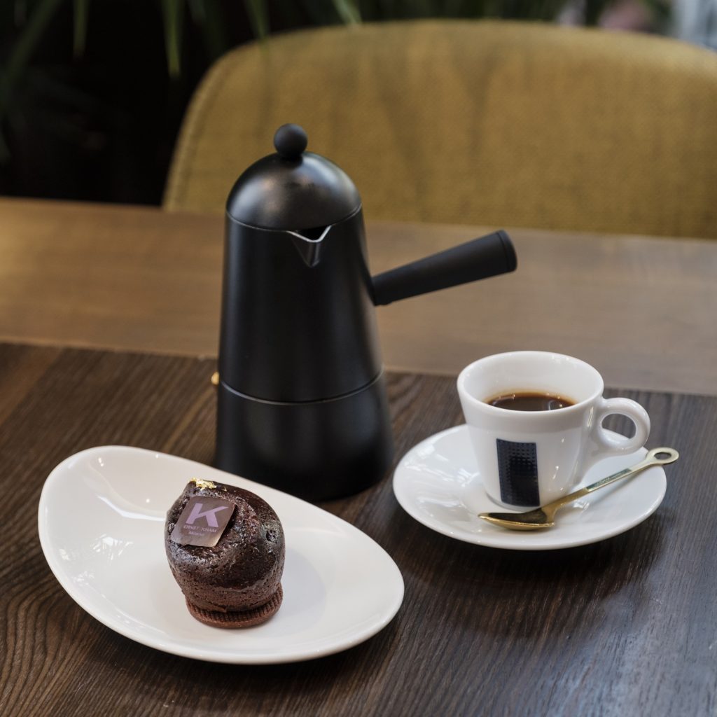 Carmencita Lavazza con il Chicco di caffè di Knam