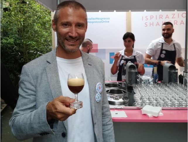 Massimiliano Marchesi, Brand ambassador Nespresso. In mano, la sua ricetta preferita: Ispirazione Shackerato