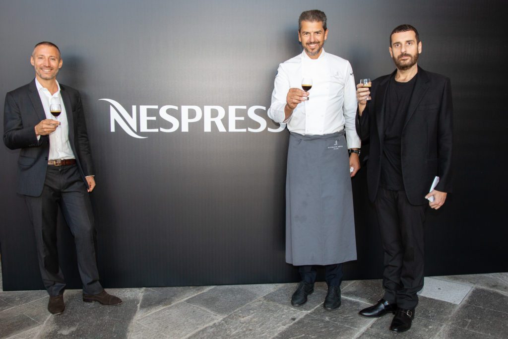 Lo specialista di caffè Nespresso Massimiliano Marchesi (sinistra) con lo chef André Berton (centro)