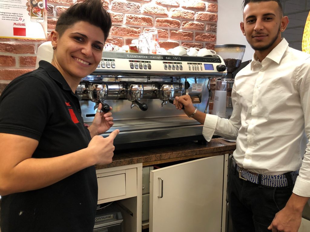 La specialista di latte art Carmen Clemente alla Caffetteria Beeella Vita (3 e) di Via San Giovanni sul Muro con il barman Ossama. È una delle decine di caffetterie organizzate dalla Torrefazione Musetti di Piacenza per MilanoCaffè